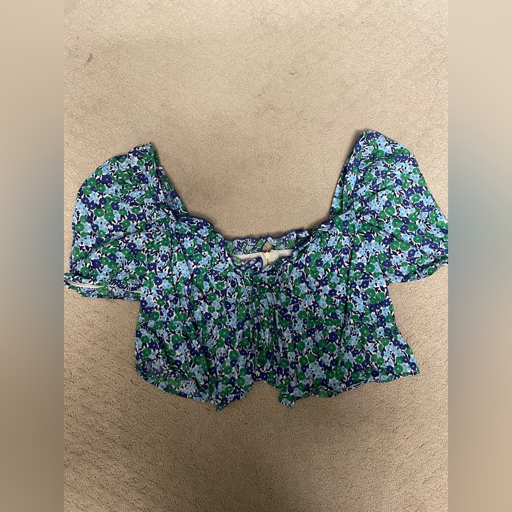 Cute floral Zara crop top with zipper on back.